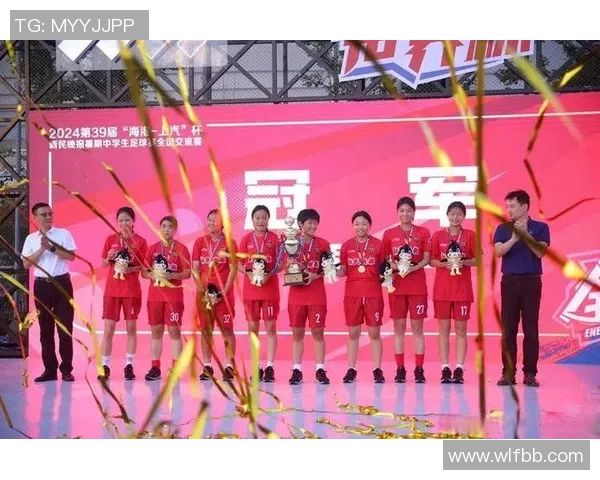 球迷热情合影记录足球球星风采瞬间留下珍贵回忆